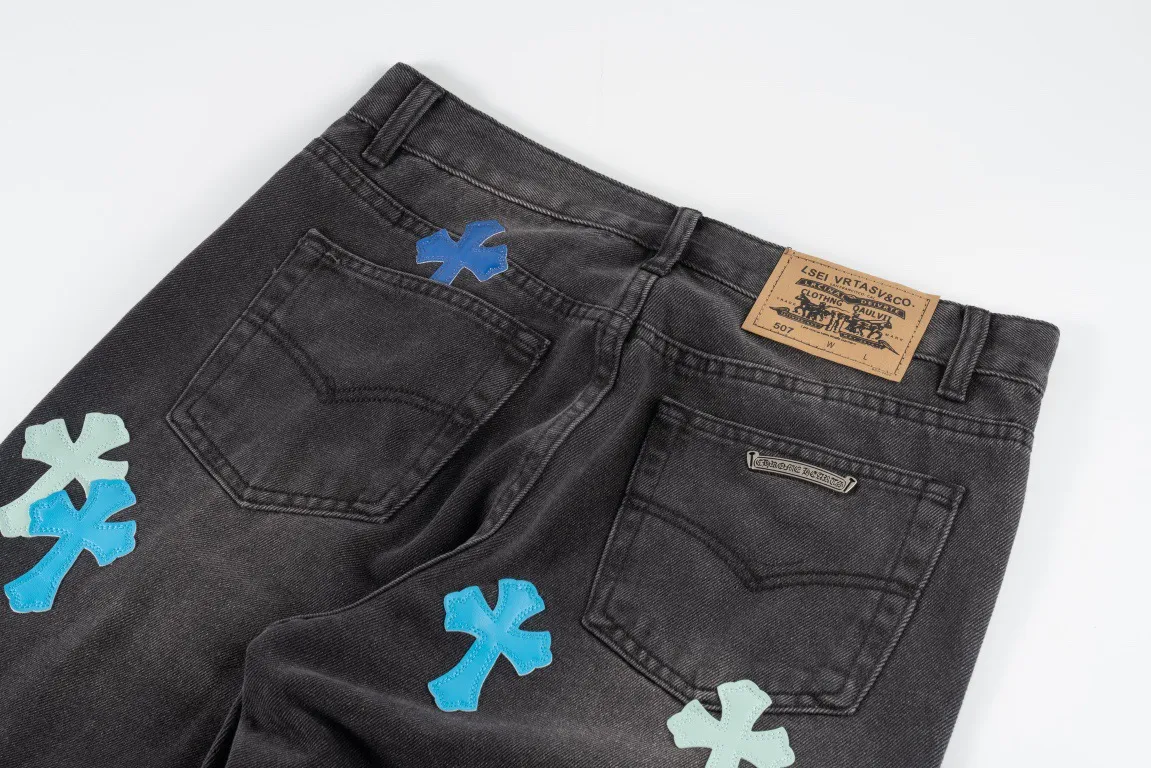 P220 Top version (black pants and blue leather) Top version Chrome Hearts jeans with leather jeans. As we all know, chromehearts jeans use vintage Levis jeans as the base for creation. They usually add their own unique silver buckles and silver ornaments, plus leather embellishments. This is what doubles the value of these vintage jeans, because the base is Vintage jeans, jeans themselves have become very soft and comfortable after years of baptism, which can be distinguished from ordinary jeans. You should also refer to the pants data for size. Style number: 1850# Color: black pants blue leather Size: 28 30 32 34 36 28 Waist 86 Hips 100 Pants length 102 30 Waist 90 Hips 104 Pants length 104 32 Waist 94 Hips 108, pants length 106 34, waist 98, hips 112, pants length 110 36, waist 102, hips 116, pants length 112